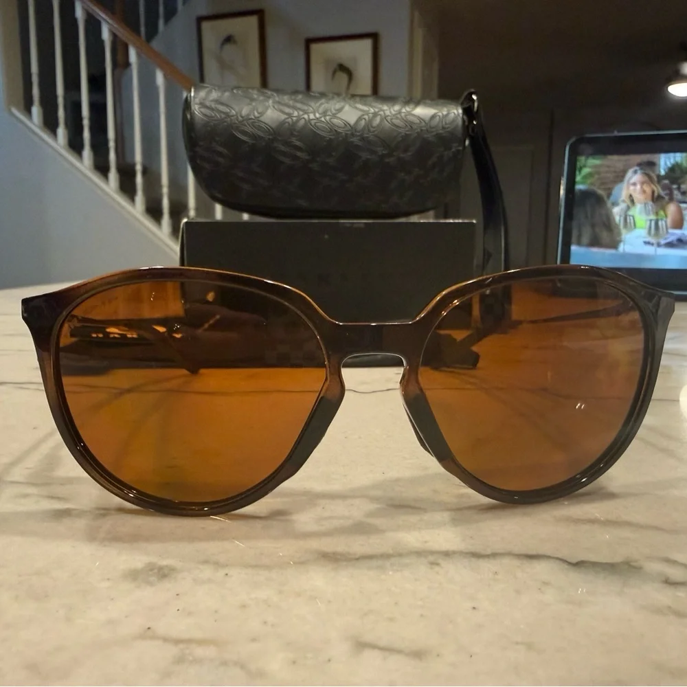 Oakley chic sunglasses